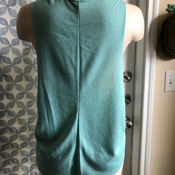 🌼Triangle Print tank• - Picture 5 of 5